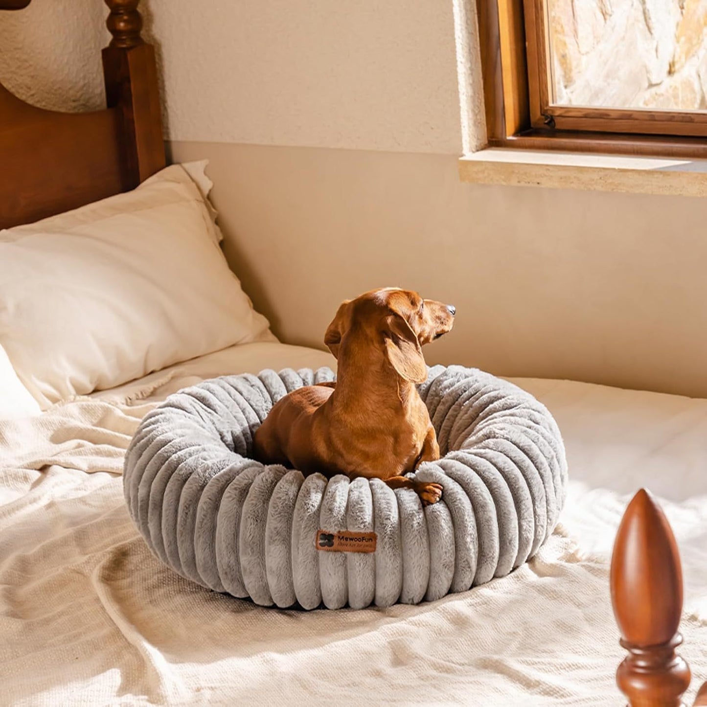 Calming Donut Bed for Cats & Dogs – Fluffy Plush Anti-Anxiety Pet Bed (Washable, Non-Slip)